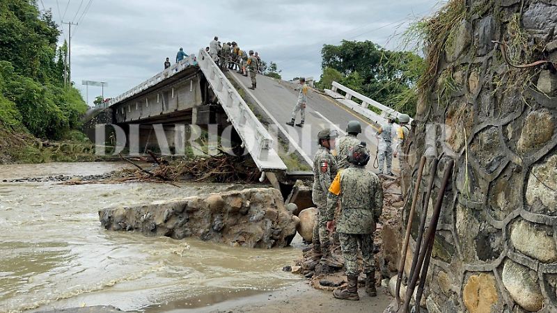Soldados ayudando en colapso de puente